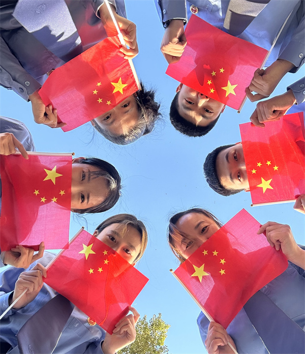 国庆特辑 |有一种祝福叫“我与国旗合个影”