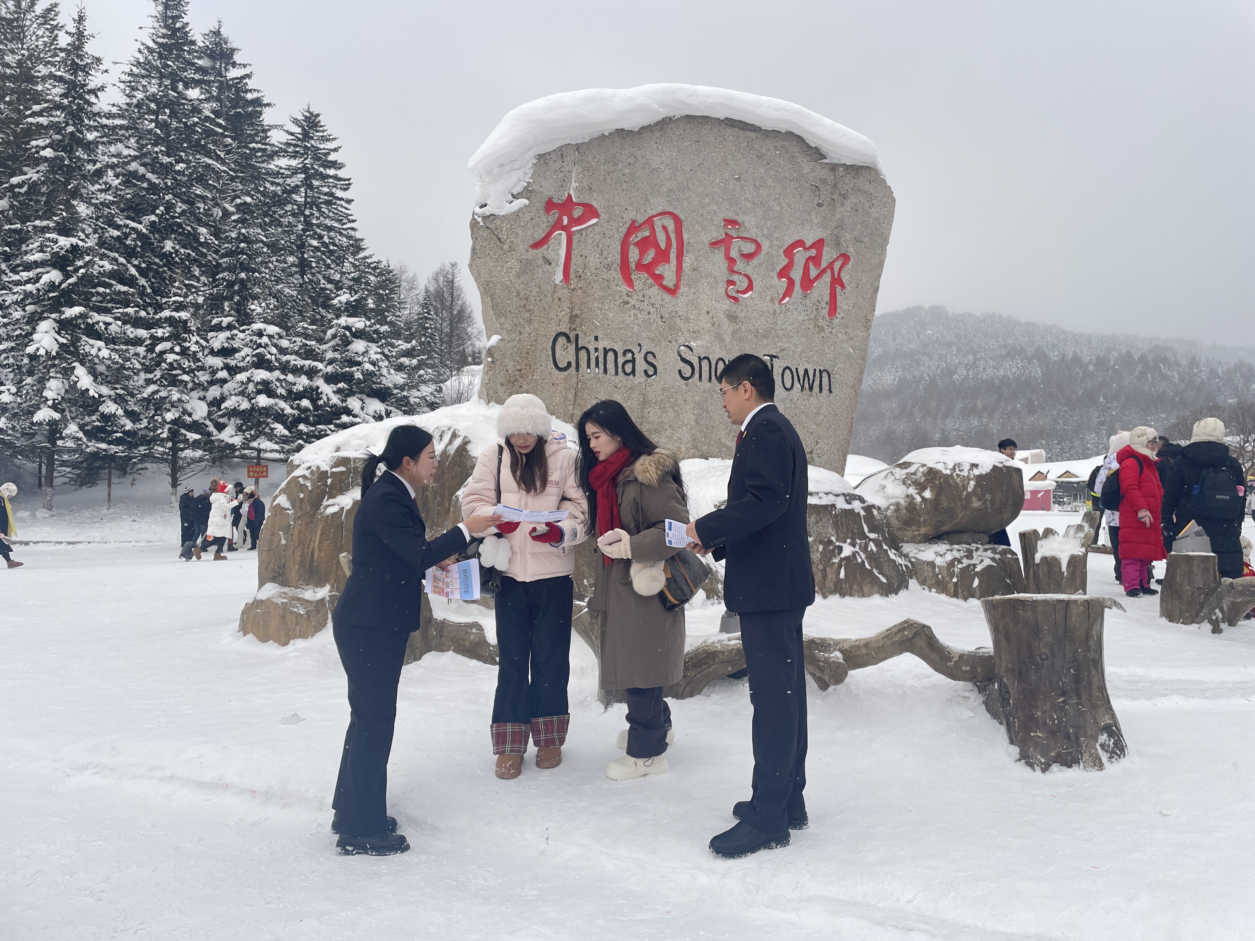 法润雪乡景 检蓝护银冬