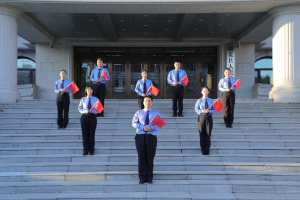 【我和国旗合个影】国旗在侧明方向　检徽闪耀见忠诚