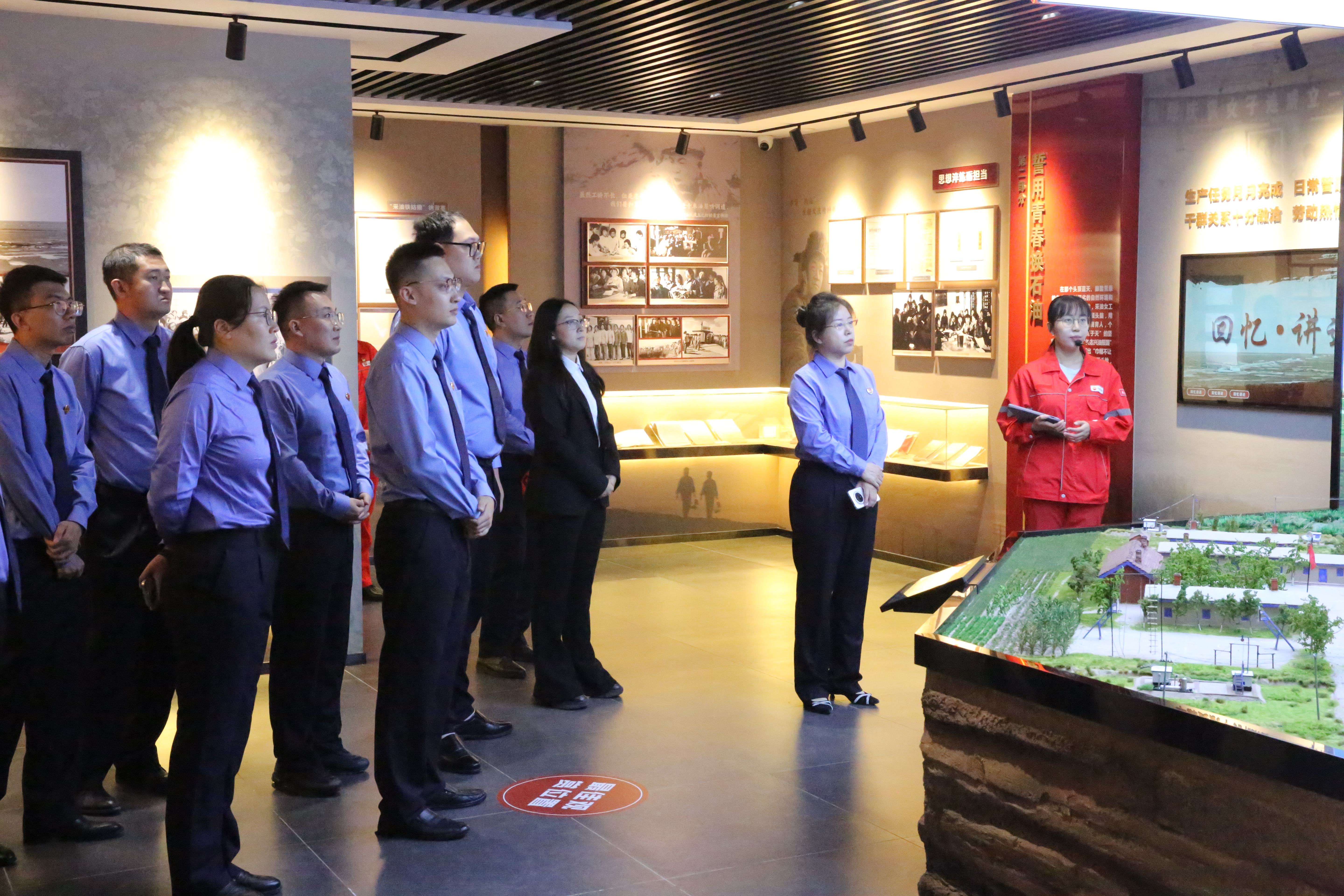 红岗区人民检察院青年干警打卡女子采油队，传承精神力量