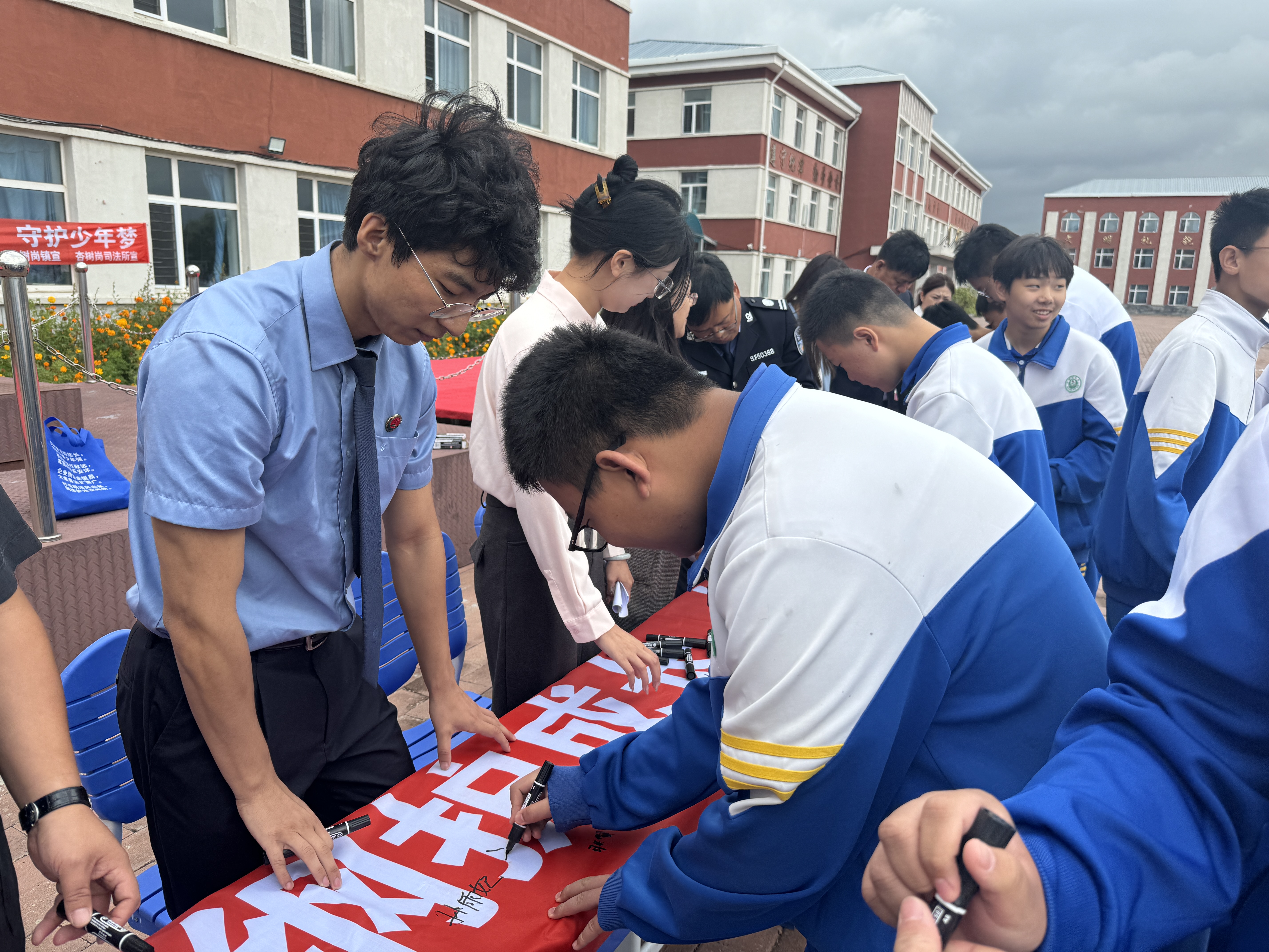 未检发力！以法为盾护苗成长 —— 红岗区人民检察院联合多部门开展 ”法治护苗成长” 开学第一课活动