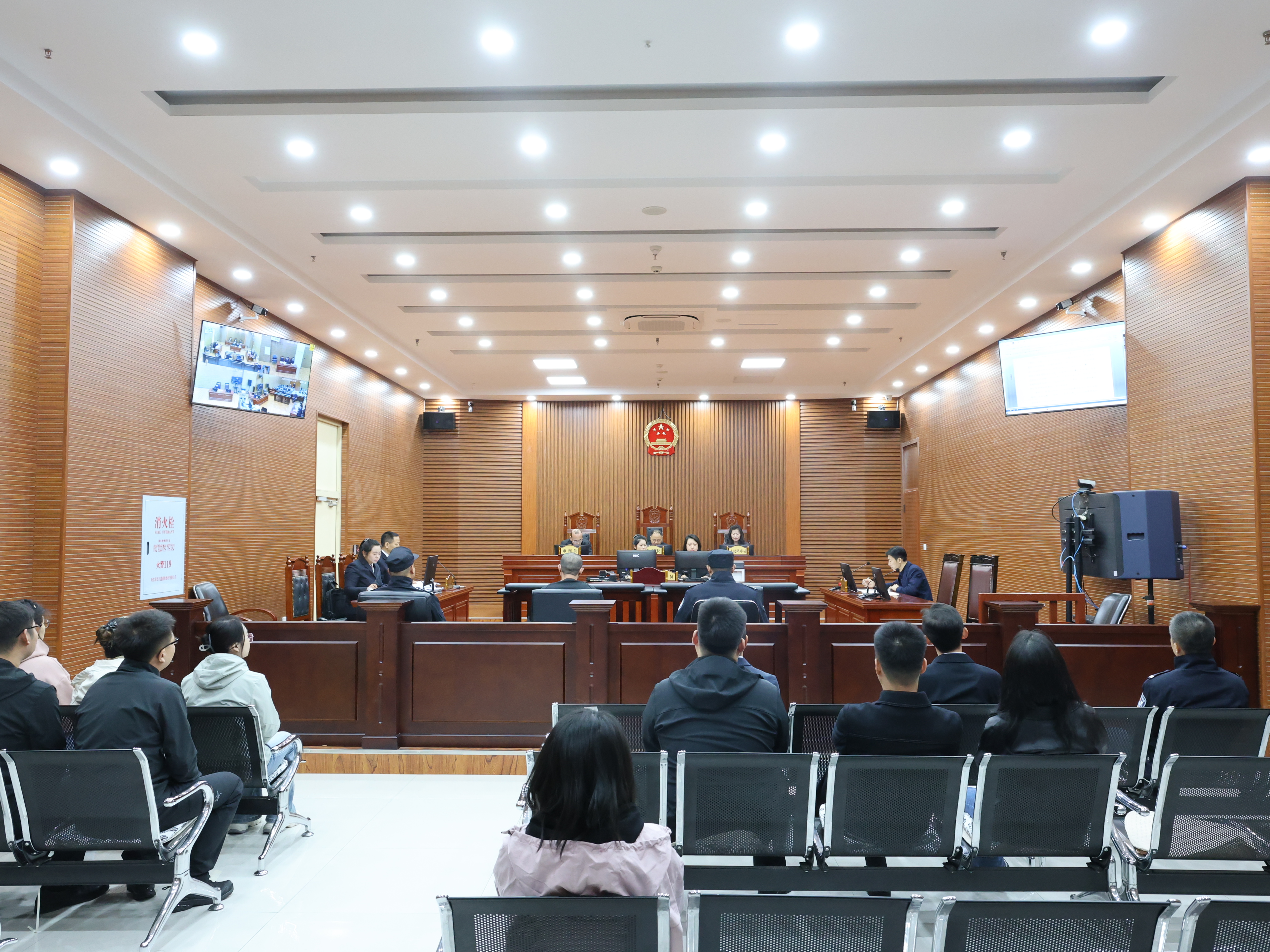 以庭审为镜 强履职能力——望奎县人民检察院组织青年干警开...