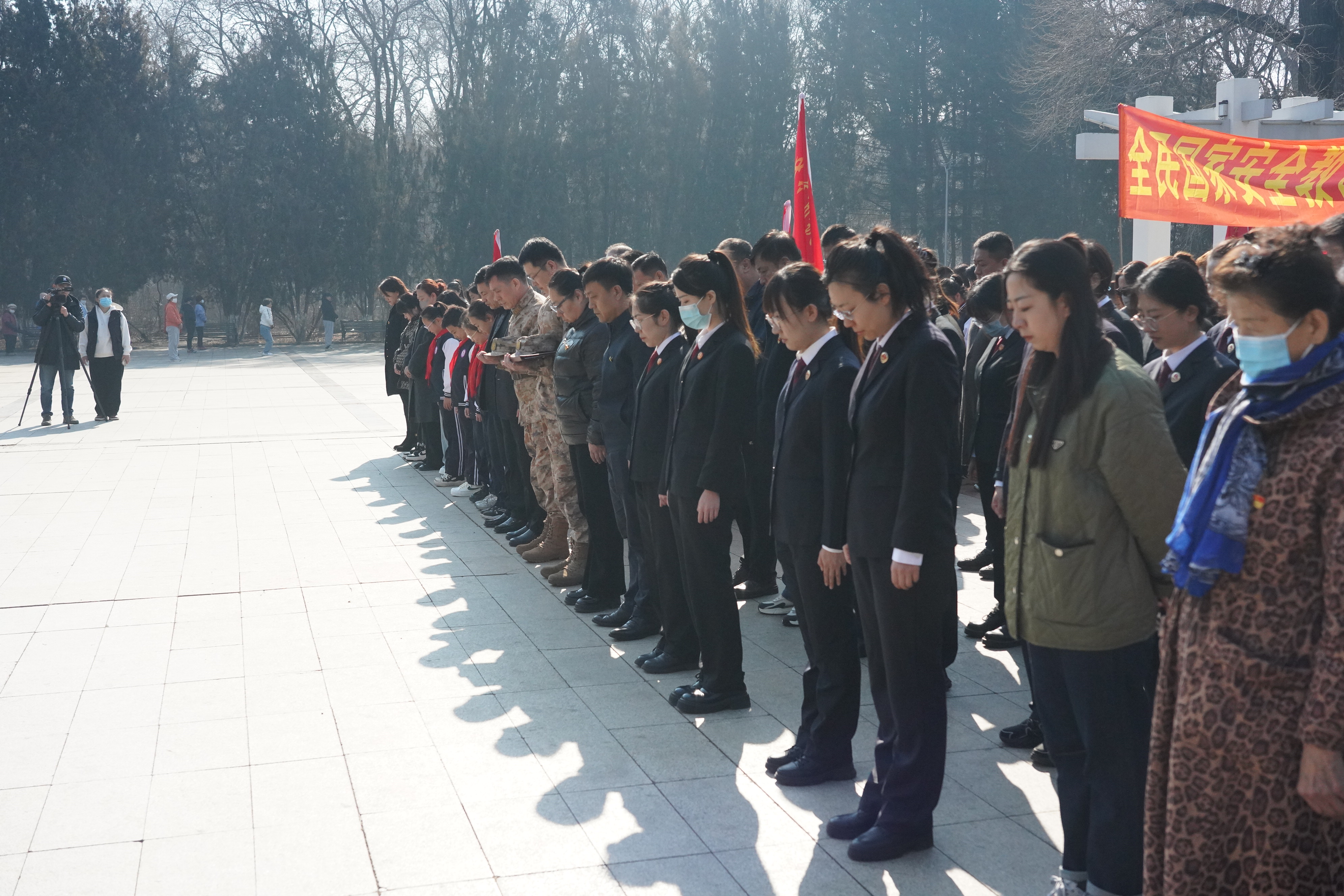 缅怀先烈寄哀思 以法之名卫荣光 | 齐齐哈尔铁检院联合共...