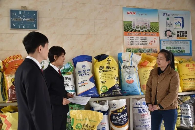 智检辨伪护春耕——双桦人民检察院开展护农普法行动