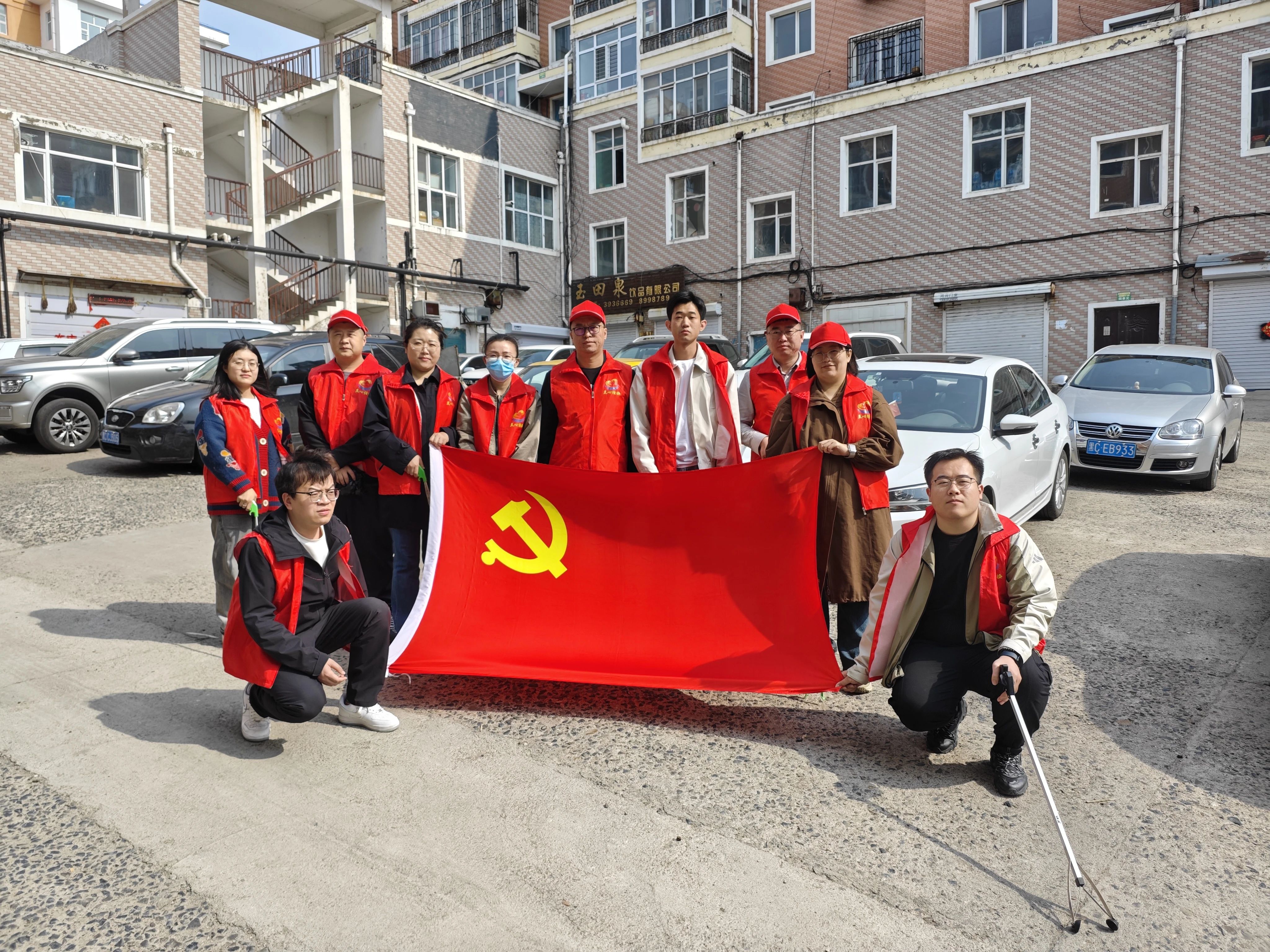 “劳动最光荣 共筑美好家园”——绥芬河市人民检察院开展文明实践志愿服务主题党日活动