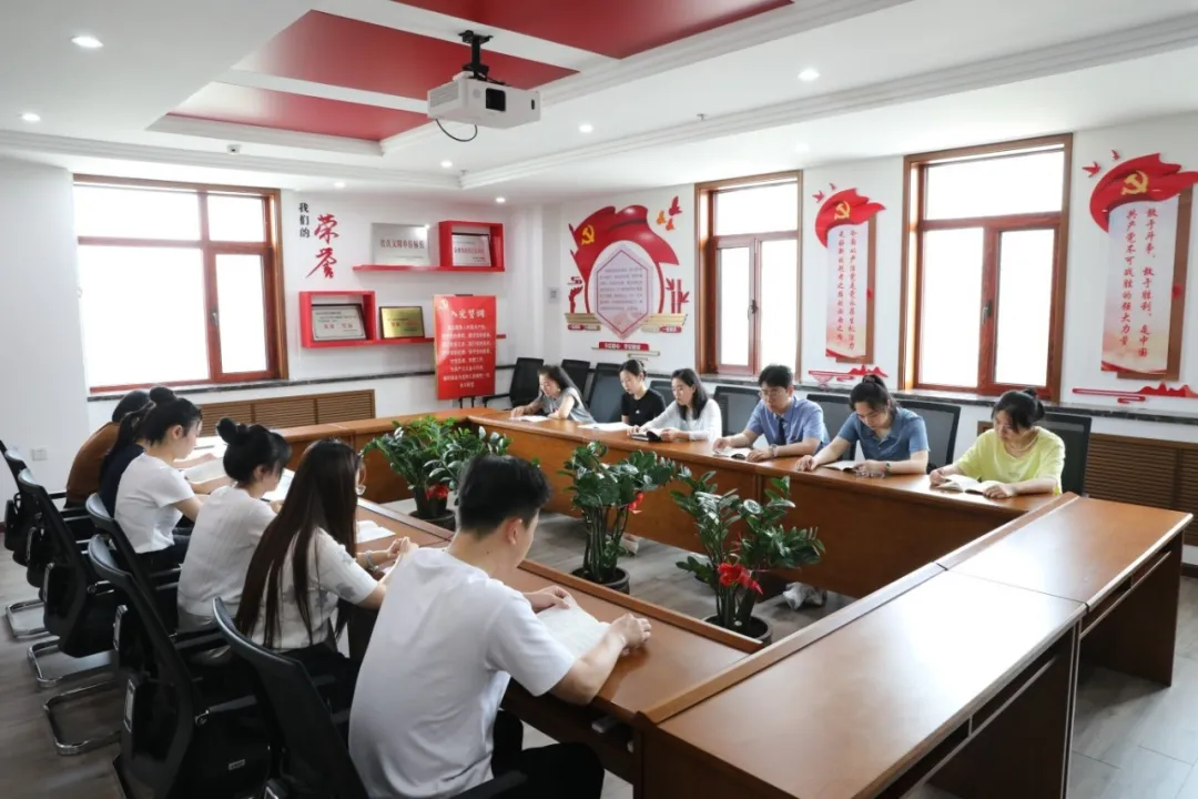 【庆七一·铭初心】青年理论小组开展读书分享会