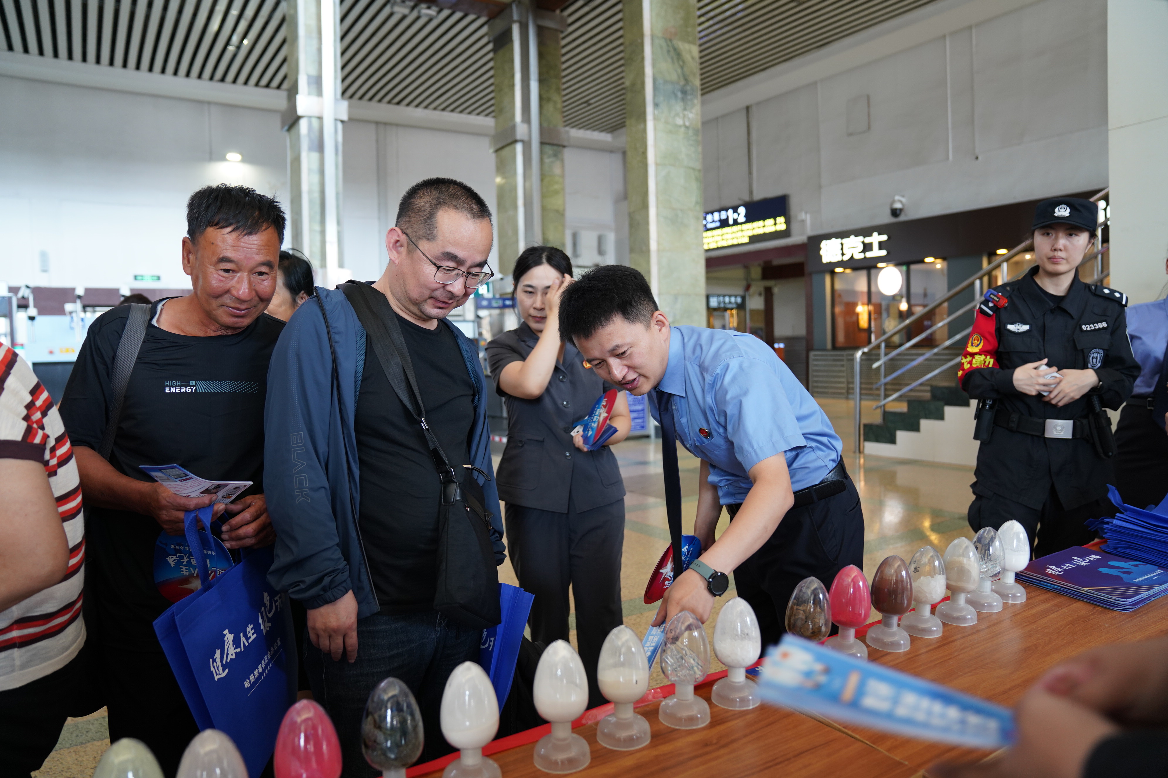 国际禁毒日 | 齐齐哈尔铁检院：禁毒普法筑牢旅途安全防线