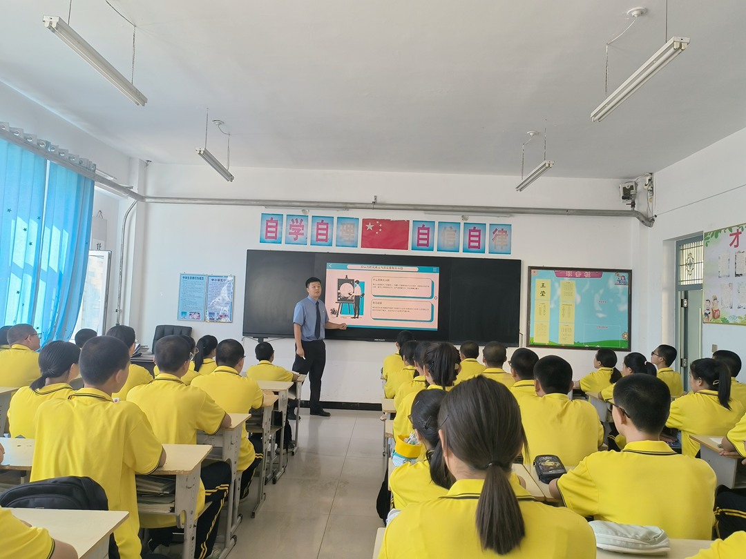 法治开学礼，护航成长路