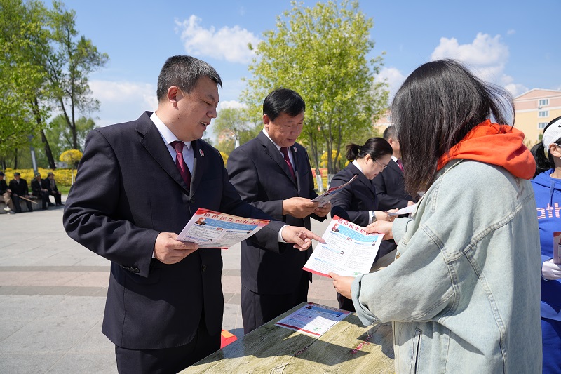 以法治力度 护民生温度——东山区人民检察院开展“检护民生”宣传周活动